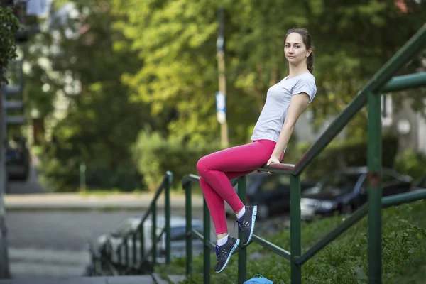 Young sporty girl sitting — 图库照片