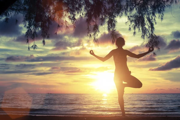 Mujer de pie en pose de yoga —  Fotos de Stock