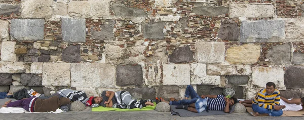 Refugees sleeping on the ground — Stock fotografie