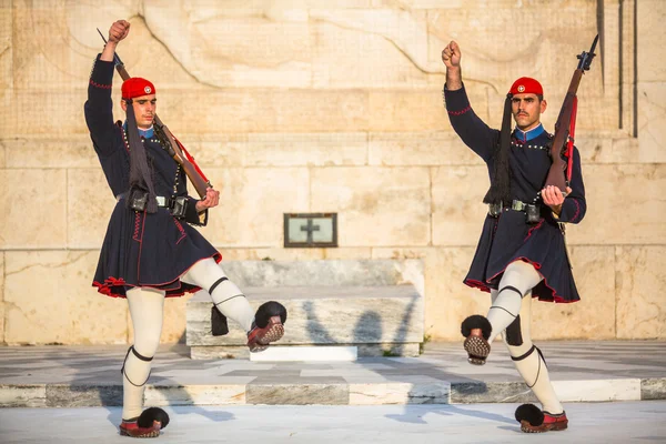 Meçhul asker mezarı koruyan evzone — Stok fotoğraf