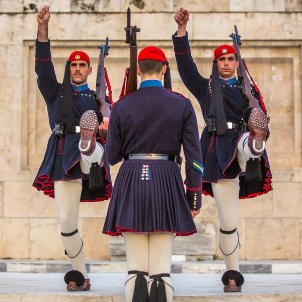 Meçhul asker mezarı koruyan evzone — Stok fotoğraf