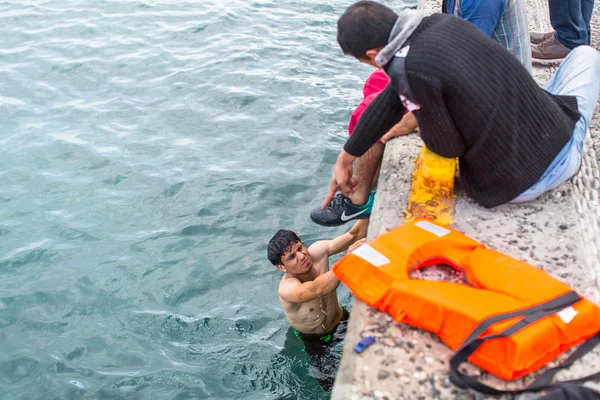 Unidentified refugees in Kos,Greece — Stock fotografie