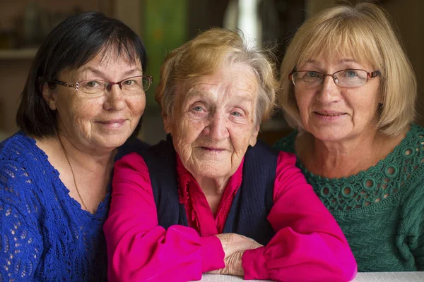 Mujer con dos hijas adultas . — Foto de Stock