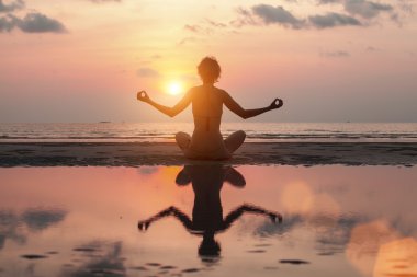 Kadın meditasyon yapıyor.