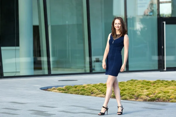 Attractive businesswoman outdoors. — Stock Photo, Image