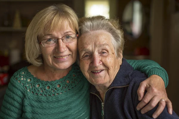 그녀의 오래 된 어머니와 여자 — 스톡 사진