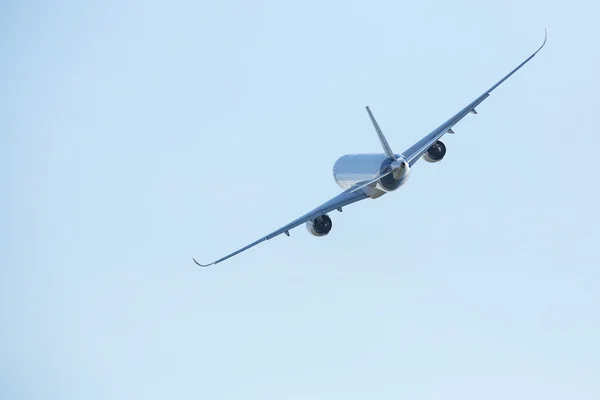 Plano en el cielo azul. — Foto de Stock