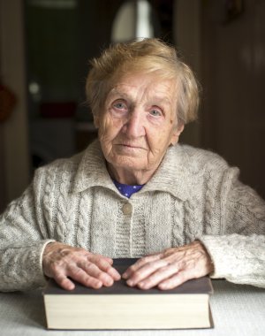 bir kitapla oturan kadın.