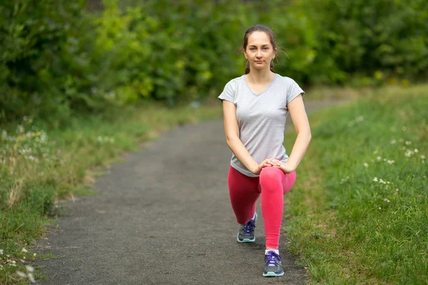 Jeune fille sportive échauffement — Photo