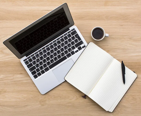 Laptop, καφέ και σημειωματάριο — Φωτογραφία Αρχείου