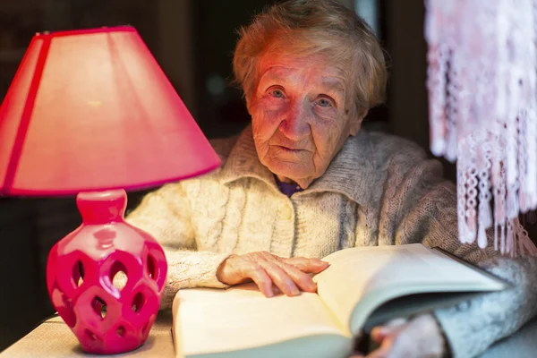 Livre de lecture femme âgée — Photo