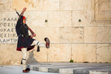 Meçhul asker mezarı koruyan evzone