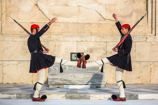 Meçhul asker mezarı koruyan evzone — Stok fotoğraf