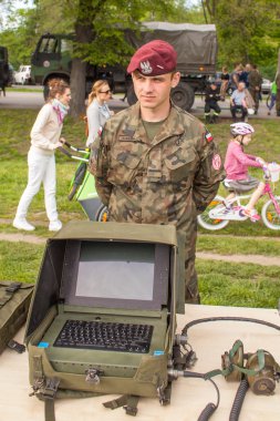 asker askeri gösteri sırasında Lehçe