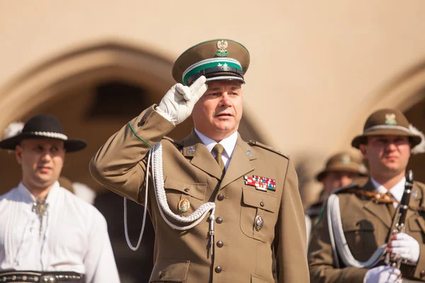 Militärorchester auf dem Hauptplatz in Krakau — Stockfoto