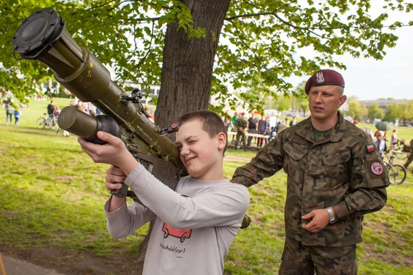 Kind tijdens de demonstratie van de militaire — Stockfoto