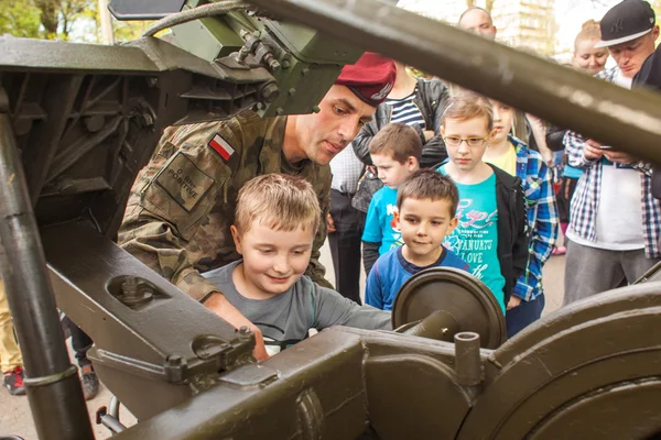 Children during demonstration of the military — Stockfoto
