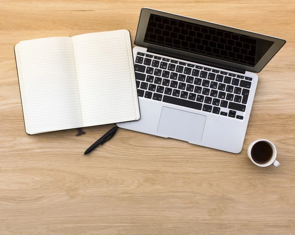 Caderno aberto com caneta e laptop — Fotografia de Stock