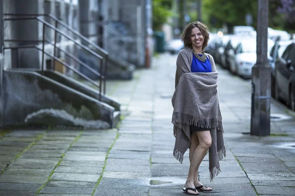 Frau steht auf der Straße — Stockfoto