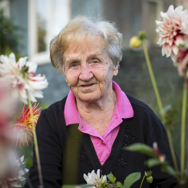 Porträt einer älteren Frau — Stockfoto