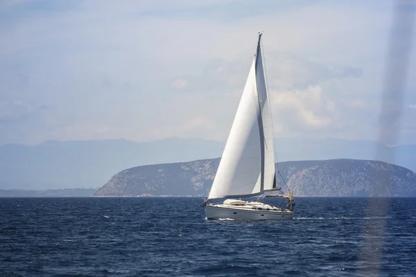 Bateau yacht avec voiles blanches — Photo