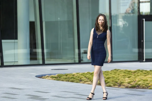 Woman near the business center. — Stock Photo, Image