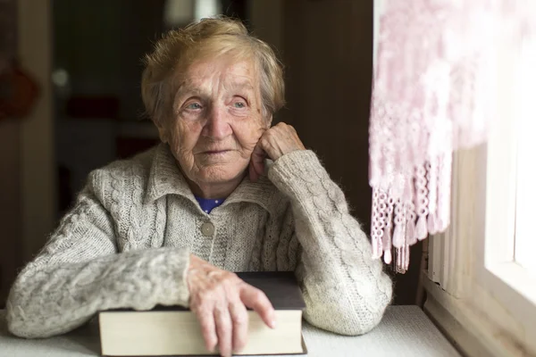 Una anciana con un libro — Foto de Stock