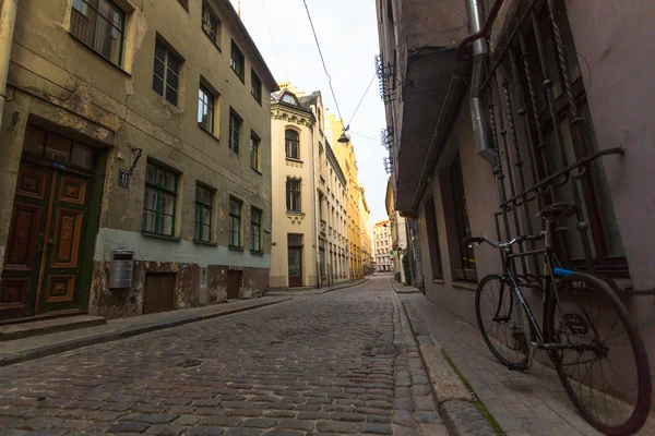 Uma das ruas na cidade medieval de Riga antiga — Fotografia de Stock