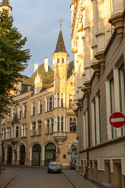 Una de las calles de la ciudad medieval de la antigua Riga . — Foto de Stock