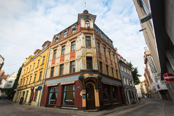 Una de las calles de la ciudad medieval de la antigua Riga —  Fotos de Stock