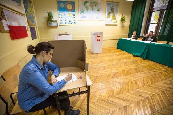 Eleitores não identificados na estação de votação — Fotografia de Stock