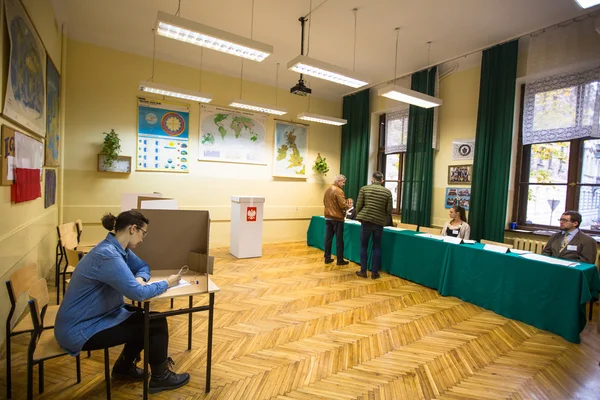 Électeurs non identifiés au bureau de scrutin — Photo