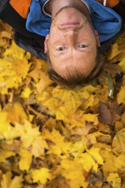 Hombre acostado sobre hojas . —  Fotos de Stock