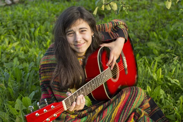 Meisje met een akoestische gitaar — Stockfoto