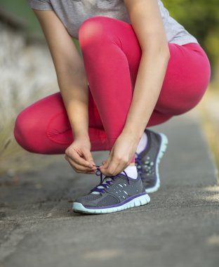 Kız dantel üzerinde spor ayakkabı bağları