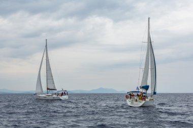 Tanımlanamayan denizciler yelkenli katılmak