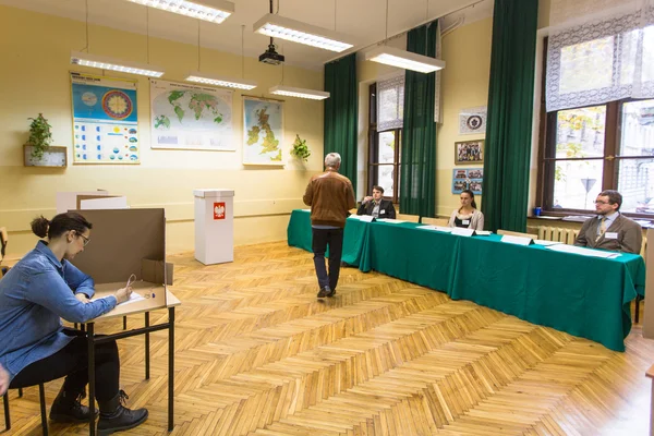 Unidentified voter at the polling station — Stock Photo, Image