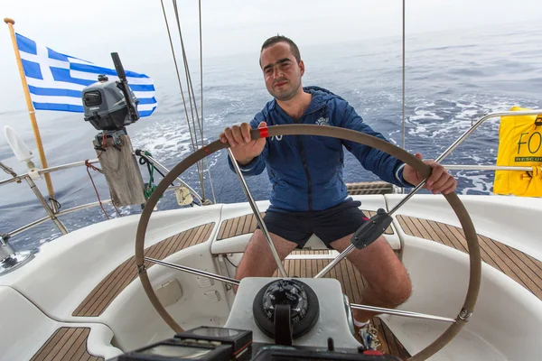 Niet-geïdentificeerde matroos deelnemen aan zeilregatta — Stockfoto