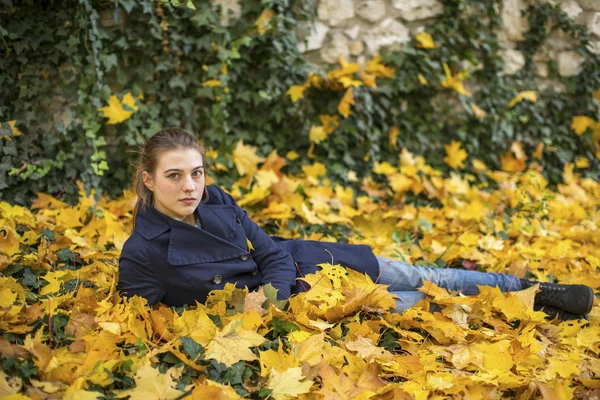 Fille couchée sur les feuilles — Photo