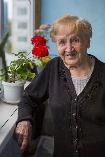 Frau steht auf ihrem Balkon — Stockfoto