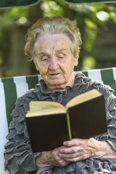 Mujer leyendo un libro —  Fotos de Stock