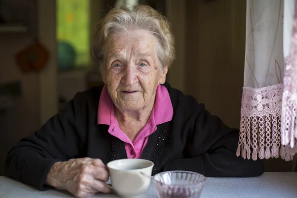 Frau trinkt Tee — Stockfoto