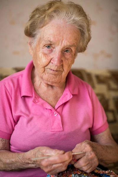 Mãos de mulher sênior tricô — Fotografia de Stock