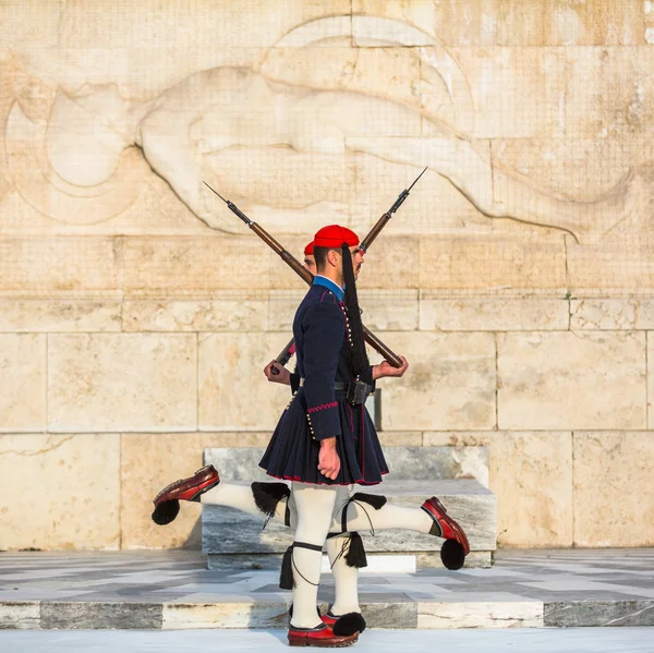 Evzone guarding the Tomb of Unknown Soldier — Stock Photo, Image