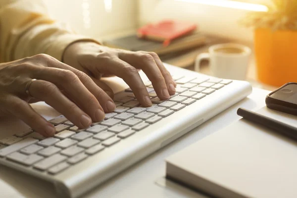 Mãos digitando no teclado — Fotografia de Stock