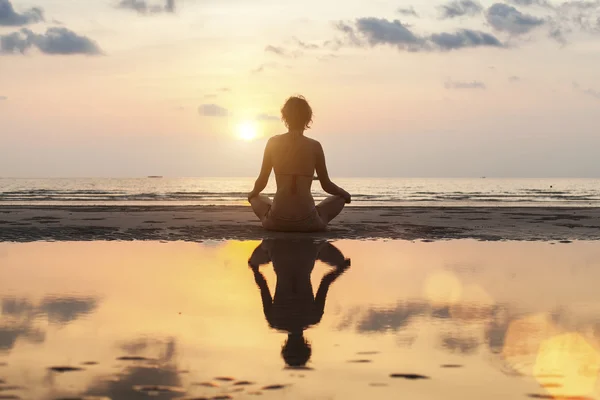 Silueta chica meditación —  Fotos de Stock