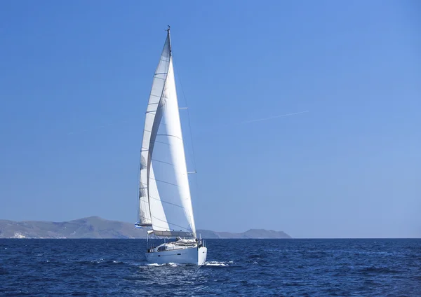 Sailing in the wind through the waves — Stock Photo, Image