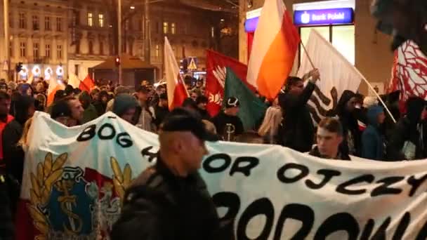 Националисты протестуют в центре Кракова . — стоковое видео