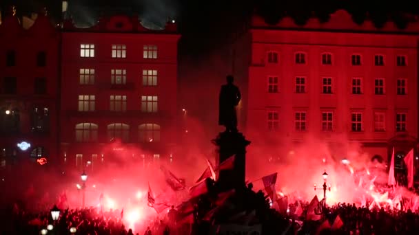 Nacionalistas protestan en el centro de Cracovia . — Vídeo de stock