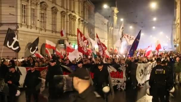 Националисты протестуют в центре Кракова . — стоковое видео